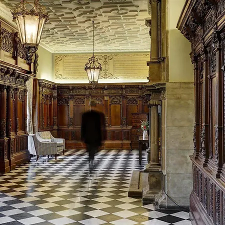 Hazlewood Castle & تادكاستر